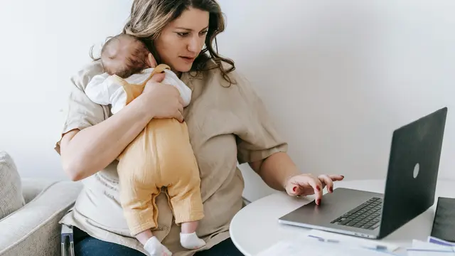 Mengatasi Rasa Bersalah Saat Kembali Menjadi Ibu Bekerja dengan Cara yang Lebih Sehat