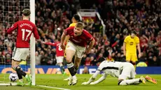 Pemain Manchester United, Rasmus Hojlund (tengah) melakukan selebrasi usai mencetak gol yang memastikan kemenangan timnya pada pertandingan sepak bola Liga Premier Inggris melawan Sheffield United di Stadion Old Trafford, Manchester, Inggris, Rabu, 24 April 2024. (AP Photo/Dave Thompson)