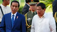 Presiden Joko Widodo (Jokowi) berbincang dengan Presiden Filipina Rodrigo Duterte saat tiba di Istana Malacanang di Manila, Filipina, Jumat (28/4). (AP Photo / Bullit Marquez)