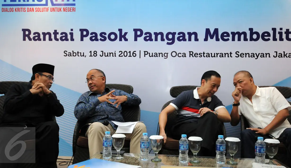Menteri Perdagangan, Thomas T Lembong (kedua kanan) saat berdiskusi dengan Direktur OPP Bulog dan Paguyuban Peternak Sapi Kerbau Indonesia di Jakarta, Sabtu (18/6). Diskusi membahas Rantai Pasok Pangan Membelit Harga. (Liputan6.com/Helmi Fithriansyah)