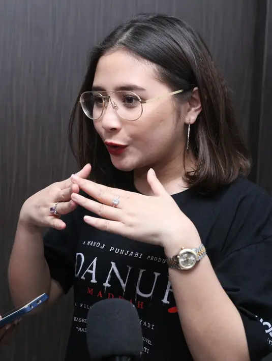 Meski senang dengan kesuksesan film baru yang dibintanginya yang diangkat dari kisah nyata Risa Saraswati tersebut, Prilly mengaku ditakuti sama adik laki-lakinya. (Nurwahyunan/Bintang.com)