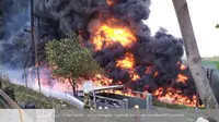 Pipa Pertamina terbakar di Cimahi.