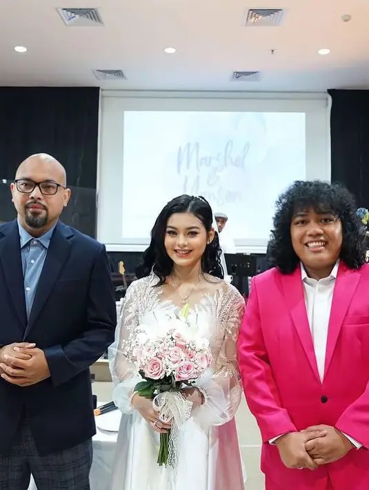 Dalam membagikan kabar bahagia tersebut, selain membagikan potret sang buah hati, juga membagikan potret seperti selesai menikah. Belum diketahui, kapan Marshel menikahi Cesen. Seperti diketahui, sebelum menikah dengan Cesen, Marshel sangat dekat dengan Celine. Banyak yang menyebut keduanya pacaran, namun keduanya sama-sama membantah. [Instagram/marshel_widianto]