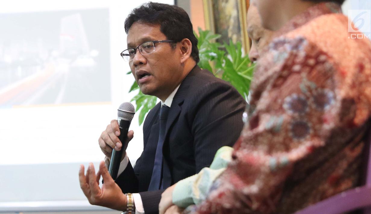 Staf Khusus Kementrian Kordinator Bidang Kemaritiman Indonesia Purbaya Yudi Sadewa memberi pemaparan saat diskusi tentang BUMN di Jakarta, Rabu (19/7). (Liputan6.com/Angga Yuniar)