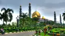Masjid Kubah Emas Depok merupakan salah satu mesjid di dunia dengan kubah yang terbuat dari emas. Masjid ini menempati luas area 8000 meter persegi. Masjid ini sendiri dapat menampung sekitar kurang lebih 20.000 jemaah. (Istimewa)