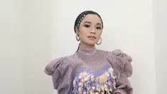 Sebagai penyanyi dangdut, Tasya Rosmala dituntut untuk tampil memesona di tiap kesempatan. Tasya kerap menggunakan gaun dengan beragam warna, gaya, dan aksen. (Liputan6.com/IG/@tasya_ratu_gopo).