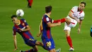 Pemain Sevilla, Ivan Rakitic, melepaskan tendangan saat melawan Barcelona pada laga Liga Spanyol di Stadion Camp Nou, Minggu (4/10/2020). Kedua tim bermain imbang 1-1. (AP Photo/Joan Monfort)