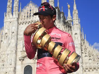 Pembalap Ineos Grenadiers, Egan Bernal, sukses dalam perhelatan Giro d’Italia tahun ini. Ia sukses mengantongi poin tertinggi di Geneal Classification (GC) dan membuatnya menjadi Si Maglia Rosa Giro d’Italia. (Foto: AFP/Luca Bettini)