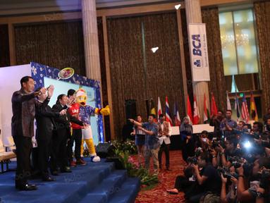 Ketua Umum PBSI, Gita Wirjawan dan Direktur BCA, Armand Hartono didampingi Praveen Jordan, Debby Susanto, Rexy Mainaky, dan Anton Subowo saat meluncurkan Indonesia Open 2016 di Hotel Kempinski, Jakarta, Rabu (11/5/2016). (Bola.com/Nicklas Hanoatubun)