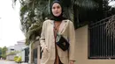 <p>Outfit ala Dwi Handayani ini bisa jadi ide outfit ke kantor. Padukan gamis panjangmu dengan oversized blazer. Pilihan hijab model pashmina cocok untuk melengkapi outfit ini. [Instagram/dwihandaanda]</p>
