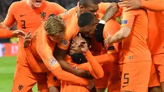 Gelandang Belanda, Georginio Wijnaldum (tengah) berselebrasi usai mencetak gol ke gawang Prancis pada pertandingan UEFA Nations League di stadion Feijenoord di Rotterdam (16/11). Belanda menang atas Prancis 2-0. (AFP Photo/Emmanuel Dunand)