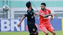 Pemain Borneo FC, Jonathan Bustos (kanan) berebut bola dengan pemain Bhayangkara FC, Hargianto pada laga pekan ke-10 BRI Liga 1 2022/2023 antara Bhayangkara FC melawan Borneo FC di Stadion Wibawa Mukti, Cikarang, Selasa (13/09/2022). (Bola.com/M Iqbal Ichsan)