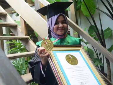 Rafidah Helmi (17 tahun 8 bulan) menyandang gelar dokter muda di Fakultas Kedokteran Unissula, Semarang, di Kampung Semarang, Kamis (21/4). Prestasi itu dicatat oleh Lembaga Prestasi Indonesia dengan memberikan penghargaan khusus pendidikan. (Gholib)