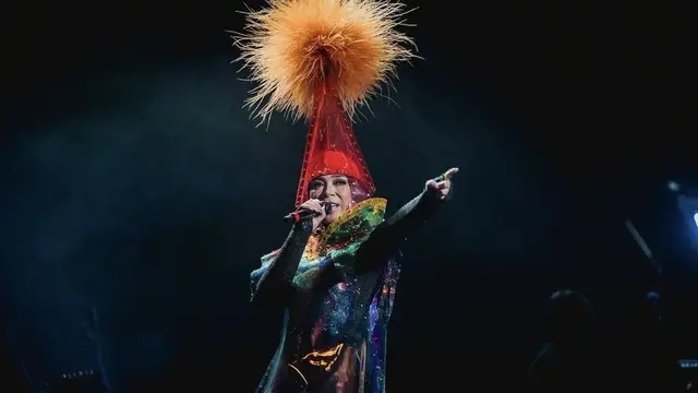 Melly Goeslaw saat Konser di Malaysia, credit: @nasikilla