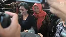 Terpidana kasus pelanggaran ITE Baiq Nuril Maknun (kanan) didampingi politikus PDIP Rieke Diah Pitaloka memberi keterangan saat tiba di Kantor Kemenkumham, Jakarta, Senin (8/7/2019). Baiq Nuril datang untuk menemui Menkumham Yasonna Laoly guna membahas pemberian amnesti. (merdeka.com/Iqbal Nugroho)