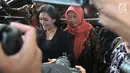 Terpidana kasus pelanggaran ITE Baiq Nuril Maknun (kanan) didampingi politikus PDIP Rieke Diah Pitaloka memberi keterangan saat tiba di Kantor Kemenkumham, Jakarta, Senin (8/7/2019). Baiq Nuril datang untuk menemui Menkumham Yasonna Laoly guna membahas pemberian amnesti. (merdeka.com/Iqbal Nugroho)