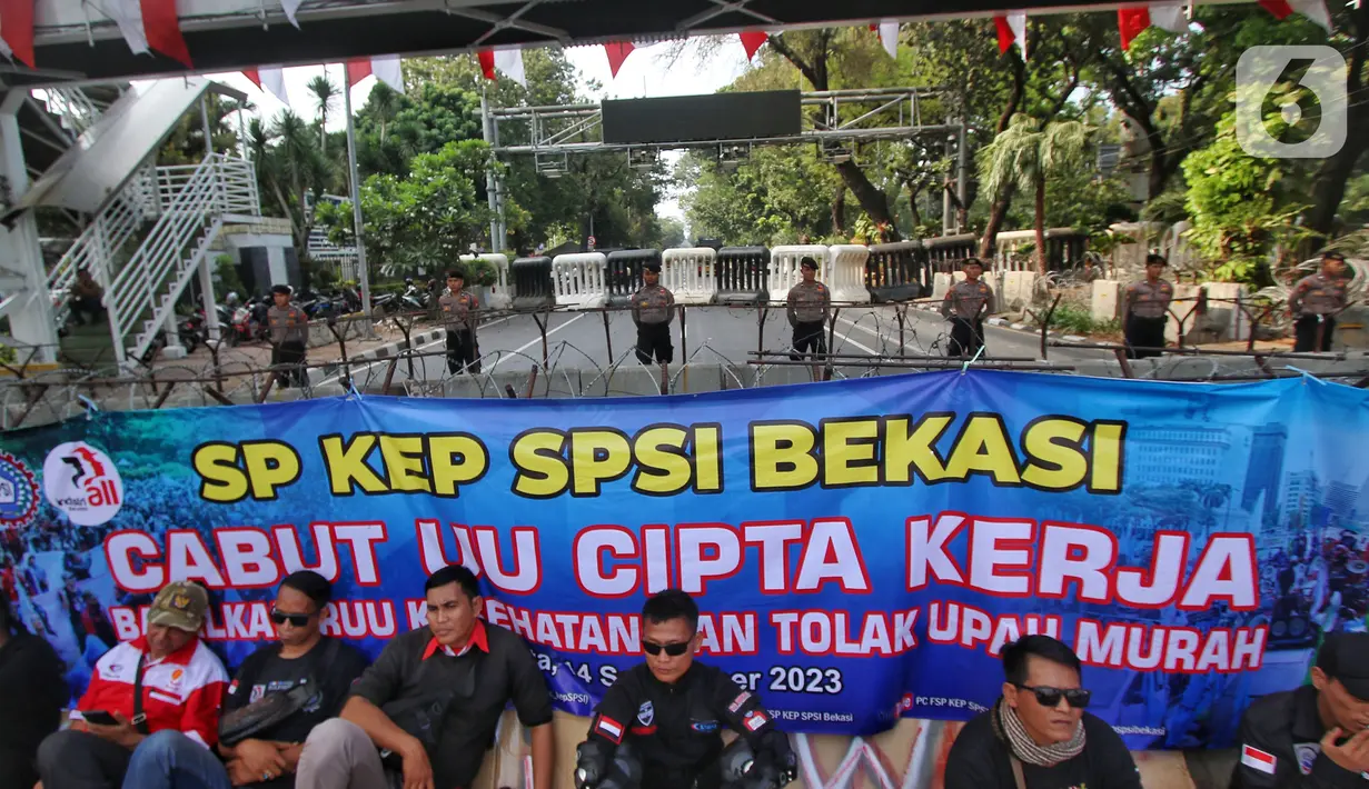 Mereka membawa atribut aksi seperti bendera hingga spanduk berisi tuntutan. (Liputan6.com/Angga Yuniar)