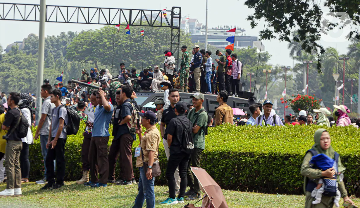 Saat acara resmi dimulai dan penerjun parasut mulai turun dari langit, pengunjung sontak bersorak. (Liputan6.com/Faizal Fanani)