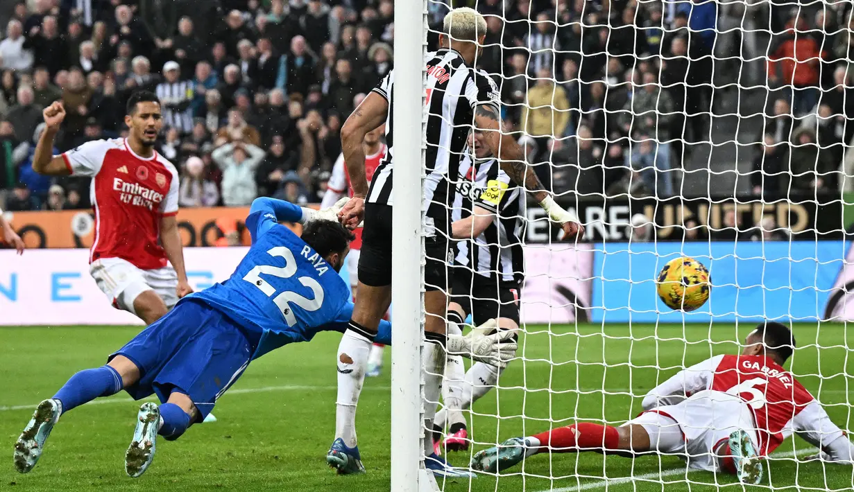 Pemain Newcastle United, Anthony Gordon (kedua kanan) mencetak gol ke gawang Arsenal pada laga lanjutan Liga Inggris 2023/2024 yang berlangsung di Stadion St. James' Park, Newcastle, Inggris, Minggu (05/11/2023) WIB. Gol kemenangan Newcastle 1-0 tersebut dinilai kontroversial. (AFP/Oli Scarff)