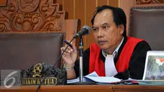 Hakim tunggal Amat Khusairi saat memimpin sidang permohonan praperadilan mantan Wali Kota Makassar Ilham Arief Sirajuddin di PN Jakarta Selatan, Kamis (9/7/2015). Hakim menolak permohonan praperadilan yang diajukan Ilham (Liputan6.com/Yoppy Renato)