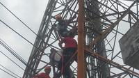 Petugas melakukan upaya menghalalkan upaya percobaan bunuh diri yang dilakukan di tower telekomunikasi. (Liputan6.com/BPBD Paser)