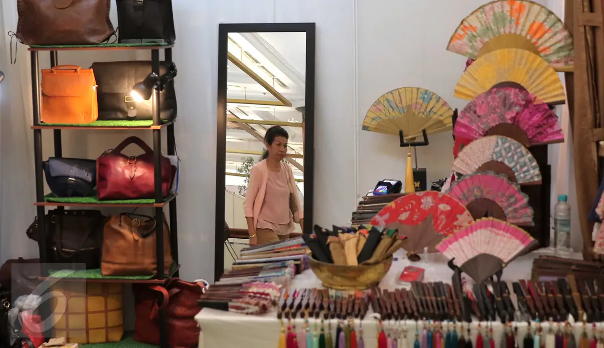 Berbagai jenis produk kerajinan ditampilkan pada pameran Indocraft 2015, di JCC, Jakarta, Rabu (18/11). Pameran tahunan ini menampilkan hasil kerajinan dari seluruh Indonesia. (Liputan6.com/Angga Yuniar)