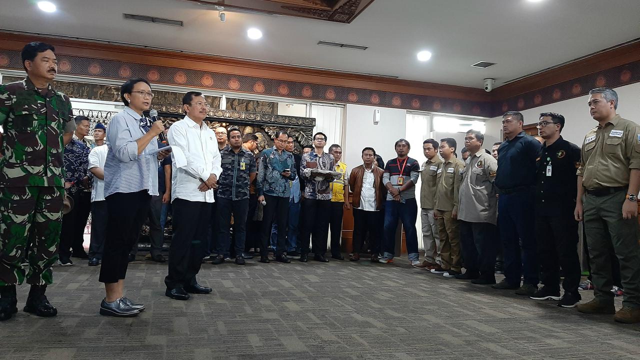 Menlu Retno Marsudi, Menkes Terawan, dan Panglima TNI Hadi Tjahjanto melepas 42 relawan penjemput WNI di Wuhan, Sabtu (1/2/2020).