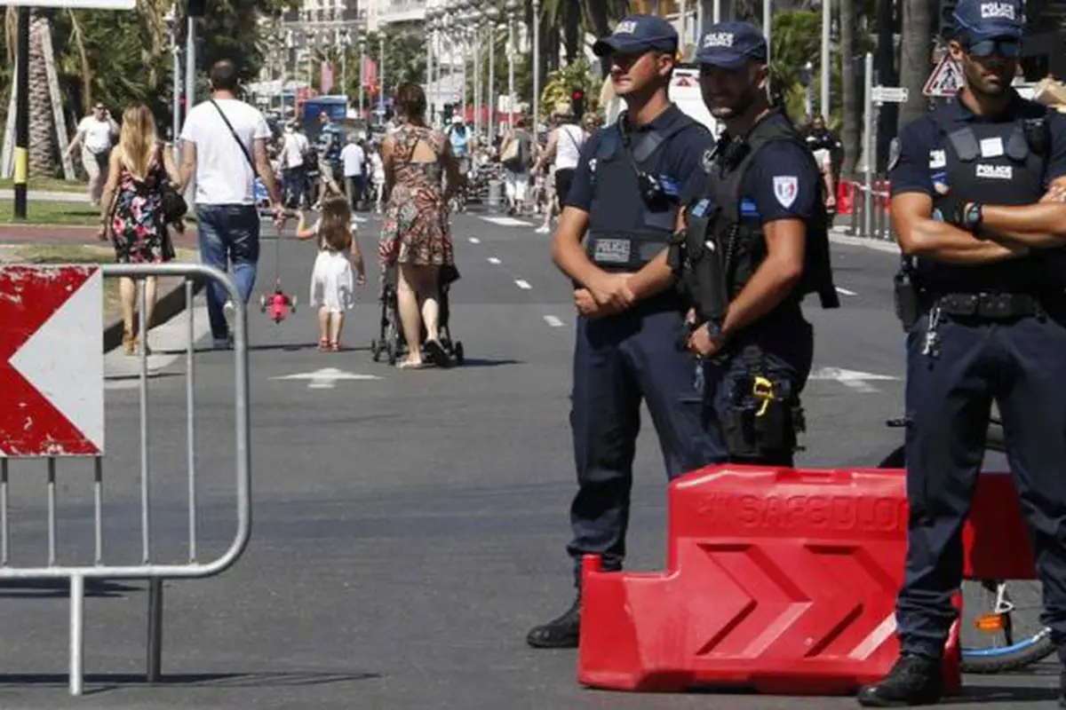 Polisi Prancis berjaga di lokasi teror truk maut. (Reuters)