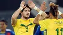 Alexandre Pato (kiri) dan Neymar masing-masing menyumbang dua gol untuk membawa Brasil membekuk Ekuador 4-2 pada laga terakhir Grup C Copa America di Cordoba, 13 Juli 2011. AFP PHOTO/RODRIGO BUENDIA