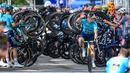 Pembalap sepeda Astana Qazaqstan, Mark Cavendish mendapatkan penghormatan dari pembalap sepeda lain dalam ajang Tour de France Criterium di Singapura pada Minggu, 10 November 2024. (AFP/Roslan Rahman)