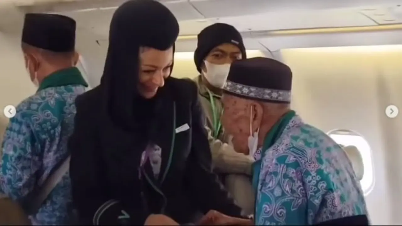Viral Jemaah Haji Lansia Minta Turun Pesawat, Teringat Belum Kasih Makan Ayam