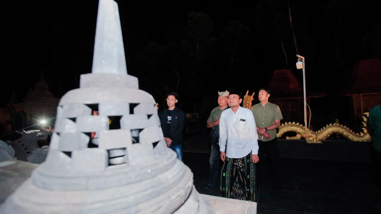 Gus Makki diajak berkeliling di sebuah candi di area vihara yang menjadi daya tarik para umat Buddha di Banyuwangi (Istimewa)