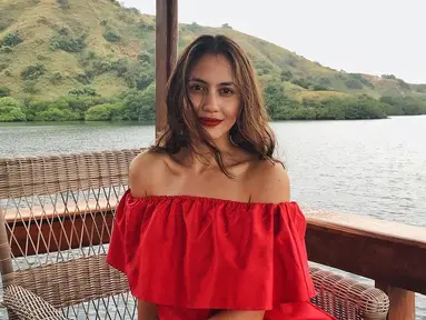 Jadi aktris yang memiliki paras cantik, Pevita Pearce seolah selalu cocok dengan pa ayang ia gunakan. Salah satunya blouse off shoulder berwarna merah ini. (Liputan6.com/IG/@pevpearce)