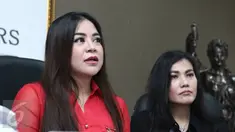 Penyanyi dangdut Annisa Bahar (kiri) saat menggelar konferensi pers di kawasan Permata Hijau, Jakarta, Senin (27/2). Annisa Bahar akan menggugat kembali Sandy Tumiwa dalam waktu dekat. (Liputan6.com/Herman Zakharia)
