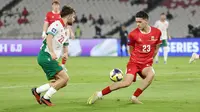 Pemain Timnas Indonesia, Justin Hubner (kanan) membayangi pergerakan pemain Bulgaria, Christian Stoyanov dalam laga final FIFA Series 2026 di Stadion Utama Gelora Bung Karno (SUGK), Senayan, Jakarta, Senin (30/03/2026). (Bola.com/Abdul Aziz)
