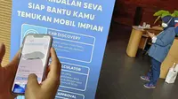 Model menunjukkan aplikasi SEVA sebagai platform pencarian mobil baru di Jakarta (22/02/2023). (Liputan6.com/HO)
