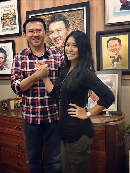 "Saya orang Jawa yang berpaspor Prancis, beliau orang Indonesia berdarah Tionghoa. Saya muslim, beliau Kristen. Pak Ahok tidak sempurna, maklum cuma manusia. Kadang tersandung batu dan jatuh." tulis Anggun. (Instagram/anggun_cipta)