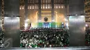 Umat Muslim mengikuti Istighosah Nahdlatul Ulama (NU) di Masjid Istiqlal, Jakarta, Minggu (14/6). Istighosah tersebut untuk menyambut bulan Ramadan 1436 H sekaligus pembukaan Munas Alim Ulama. (Liputan6.com/Helmi Afandi)