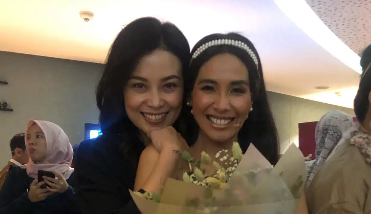 Meski sama-sama sibuk, keduany atetap menunjukkan dukungannya satu sama lain. Banyak penggemar yang mengatakan bahwa mereka mirip banget bak kembar terlebih ketika tersenyum. (Liputan6.com/IG/@lalatimothy)