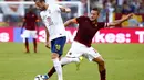 Kapten tim AS Roma, Francesco Totti (kanan), berusaha merebut bola dari kaki Vangelis Moras (Hellas Verona) saat berlaga dilanjutan Serie A Italia di Stadion Olimpiade, Roma (27/9/2014). AS Roma unggul dua gol atas Hellas Verona. (REUTERS/Tony Gentile)