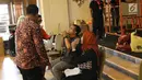 Panitia pernikahan Putri Presiden Joko Widodo, Kahiyang Ayu dan Bobby Nasution sedang melakukan prosesi dari dukun manten saat geladi resik di Graha Saba, Solo, Senin (6/11). (Liputan6.com/Angga Yuniar)