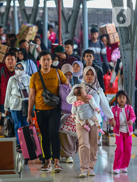Manager Humas KAI Daop 1 Jakarta, Ixfan Hendriwintoko mengatakan sekitar 15.500 penumpang turun di Stasiun Gambir dan 17.000 penumpang turun di Stasiun Pasar Senen. (Liputan6.com/Angga Yuniar)