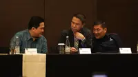 Erick Thohir (kiri), Yunus Nusi (tengah), dan Ferry Paulus (kanan), berbicara pada Press Conference terkait National Dispute Resolution Chamber Indonesia (NDRC) yang akan dilaksanakan pada Rabu, (06/07/2025) Hotel Fairmont, Senayan, Jakarta. (Bola.com/Abdul Aziz)
