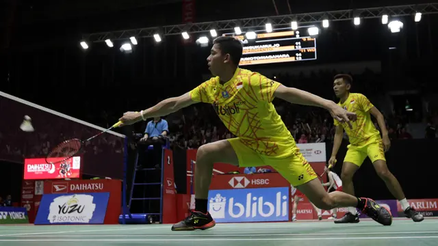 Ganda putra Indonesia, Rian Ardianto, berusaha memukul kok saat melawan rekan senegaranya. (Bola.com/Yoppy Renato)
