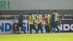 Pemain Timnas Indonesia, Egy Maulana Vikri, ditandu keluar lapangan saat melawan Curacao pada laga FIFA Matchday di Stadion Pakansari, Bogor, Selasa (27/9/2022). (Bola.com/M Iqbal Ichsan)