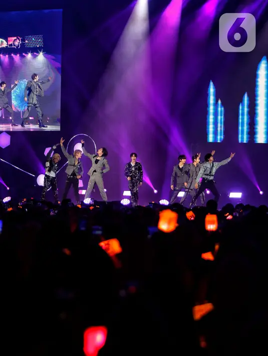 Aksi personel NCT Dream dalam konser bertajuk The Dream Show 2 in Jakarta hari pertama di Indonesia Convention Exhibition atau ICE BSD, Tangerang, Sabtu (4/3/2023) malam. Pertunjukkan ini dibuka tepat pukul 18.35 WB dengan lagu Glitch Mode, Countdown (3, 2, 1) dan Stronger. (Liputan6.com/Angga Yuniar)