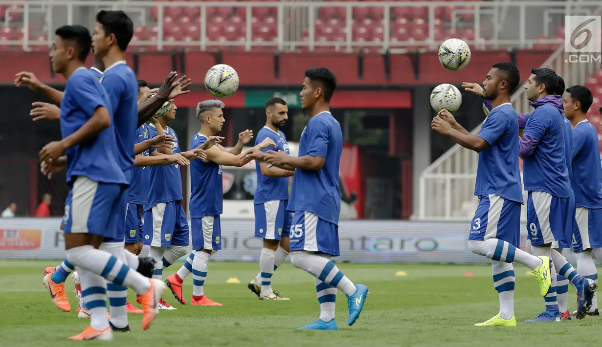 Pemain Persib Bandung saat menjalani sesi latihan di SUGBK, Jakarta, Selasa (9/7/2019). Persib siap memberi kejutan saat menghadapi Persija Jakarta pada pekan kedelapan Shopee Liga 1 2019. (Bola.com/Yoppy Renato Manalu)