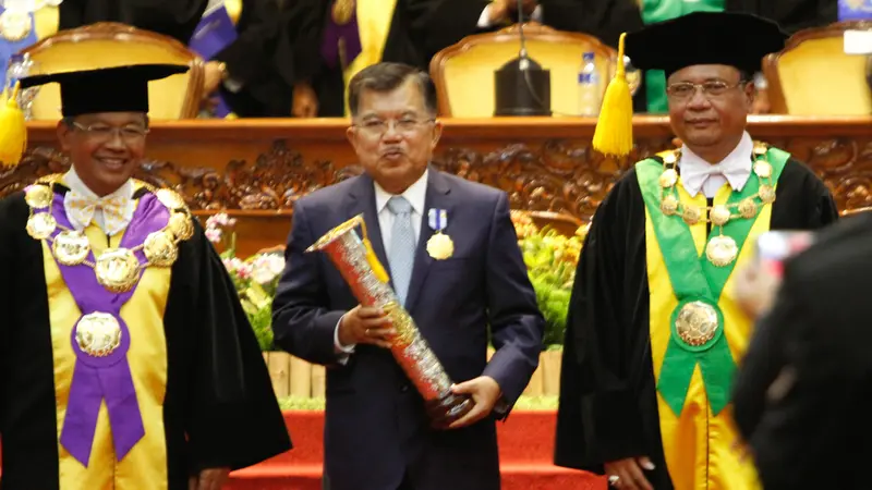 Wapres Jusuf Kalla Terima Penghargaan UNS