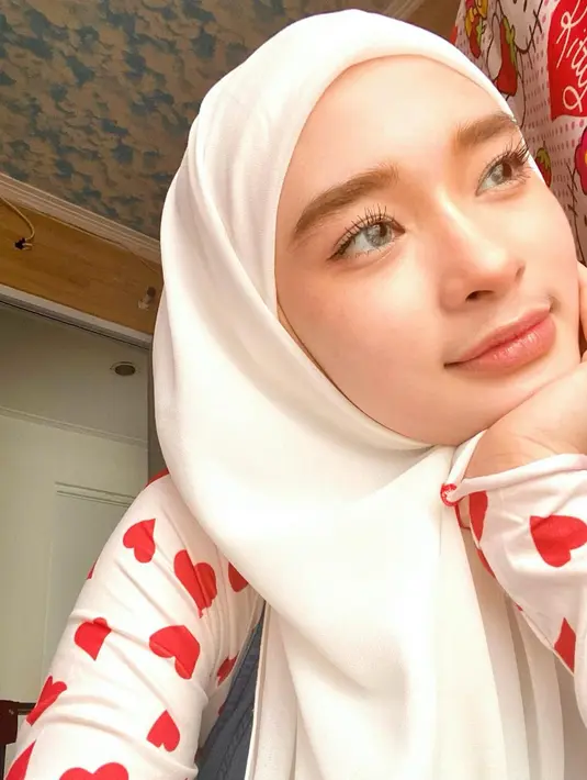 Usai melepas cadar, Inara muncul ke publik dengan gaya hijab yang sederhana dan syar’i.
