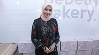 Aktris Laudya Cynthia Bella berpose usai kunjungan ke toko rotinya di kawasan Depok, Jawa Barat, Senin (30/10). Dalam kesempatan ini Bella juga ikut membantu melayani pembeli di toko roti miliknya. (Liputan6.com/Herman Zakharia)